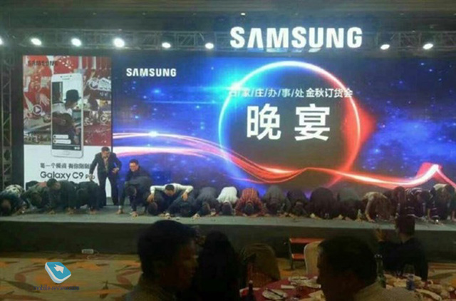 Пам'ятайте розмиту фотографію, що облетіла весь інтернет, де стверджувалося, що на колінах стоять співробітники Samsung, які вибачаються за Note 7