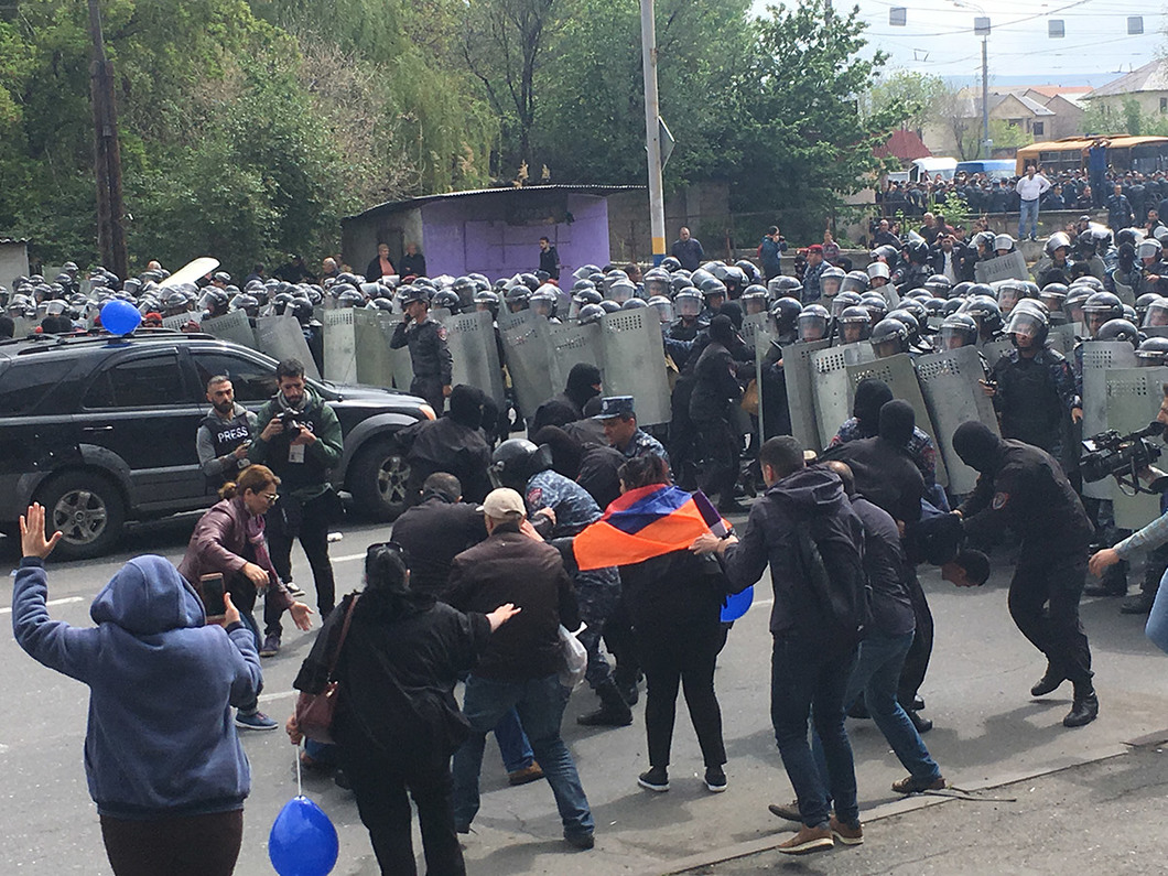 Під час його промови хтось запалив фаєр, повалив жовтий дим, але він пах куди приємніше, ніж сльозогінний газ, яким Пашиняна і групу протестуючих поліція зустріла напередодні в районі Еребуні