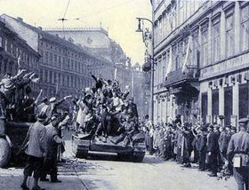 9 травня 1945 р   Рівне 62 роки тому 9 травня о 8 годині ранку через Вацлавскую площа у напрямку до району Сміхов покидали останні нацистські солдати Прагу