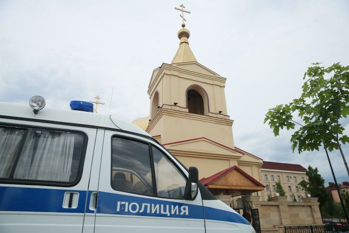 Очолював банду уродженець сусіднього регіону   Поліцейський автомобіль у церкви Архангела Михайла   Олена Афоніна / ТАСС   Москва