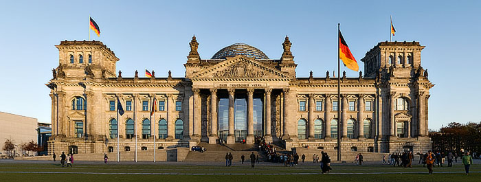 будівлею Парламенту   рейхстаг   знову став в 1990 році вже в об'єднаній Німеччині
