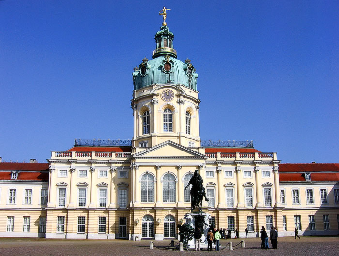 Одним з найбільш пам'ятних столичних пам'яток архітектури, виконаних в стилі бароко, є   палац Шарлоттенбург (Schloss Charlottenburg)