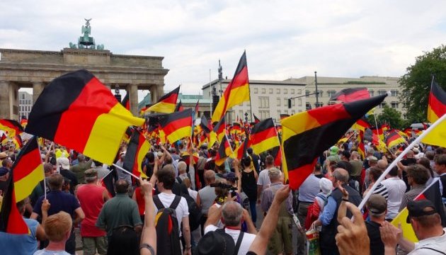 Десятки тисяч людей демонстрували в неділю в Берліні / Фото: Ольга Танасійчук, Укрінформ