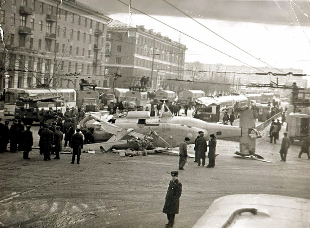 1975 - В рамках програми створення американського ракетоплана був проведений 64-й і останній випробувальний політ експериментального пілотованого повітряно-космічного апарату X-24B