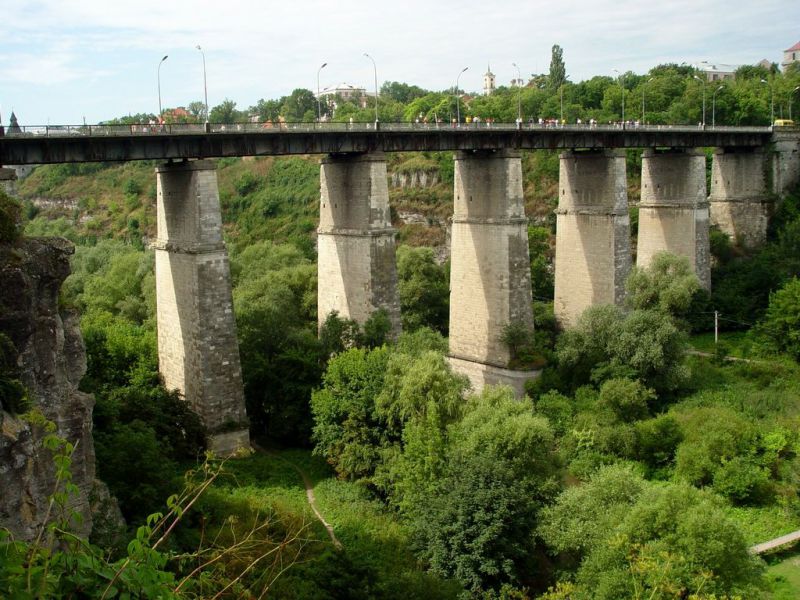 У 19 столітті, після зведення Новопланівського моста, довжиною 136 м і висотою 38 м місто почало активно розширюватися на інший берег Смотрича