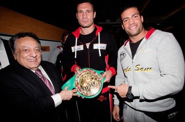 4 вересня 2012, 23:09 Переглядів:   Віталій Кличко зі счвоім поясом, президент WBC і Мануель Чарр