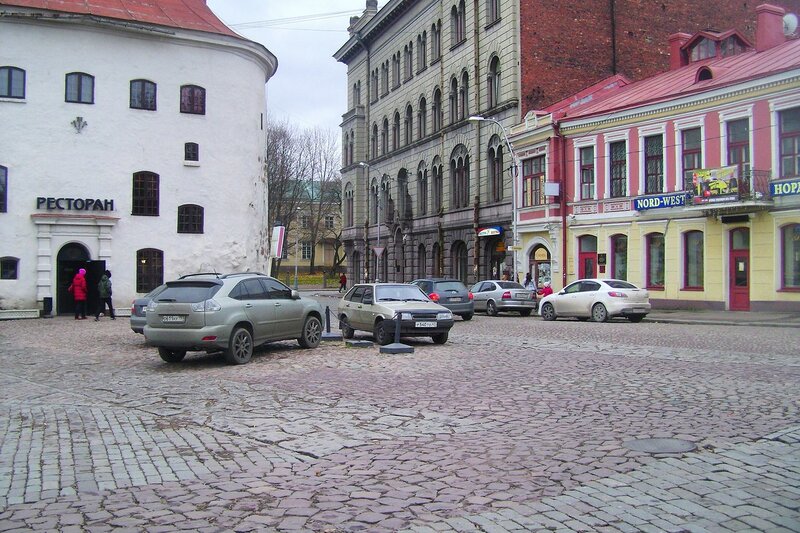 2) В 1470-х роках під керівництвом Виборзького намісника Еріка Аксельссон Тотта навколо міста, розташованого на півострові, була зведена кріпосна стіна з вежами