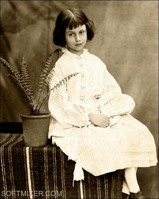 Alice Pleasance Liddell, 4 травня 1852 - 15 листопада 1934) - прототип персонажа Аліси з книги «Аліса в країні чудес» (а також один із прототипів героїні в книзі «Аліса в Задзеркаллі»)