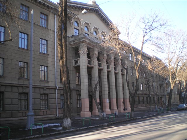 Вельми цікава історія ось цієї будівлі під №40, на місці якого раніше була будівля Управління НКВД по Одеській області
