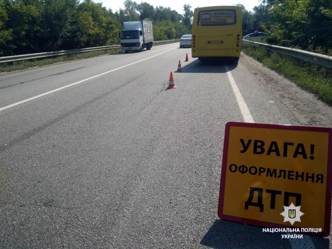 На Сімферопольському шосе під Харковом в середу вранці сталося зіткнення вантажівки з маршрутним автобусом