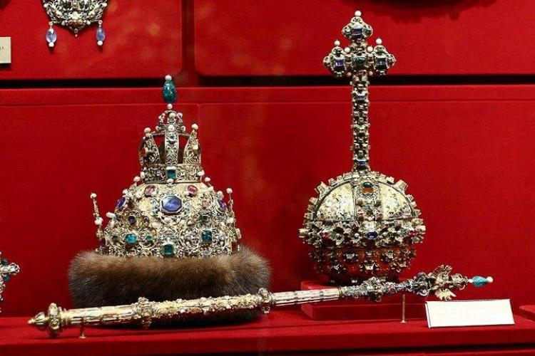 Прекрасні зразки смарагдів (деякі з них досить великих розмірів) прикрашають скіпетр, державу, шапку Великого вбрання, оклад ікони Володимирської Божої Матері, що зберігаються в Палаті зброї Московського Кремля, і оклади ікон в Патріаршому ризниці Троїце-Сергієвої лаври