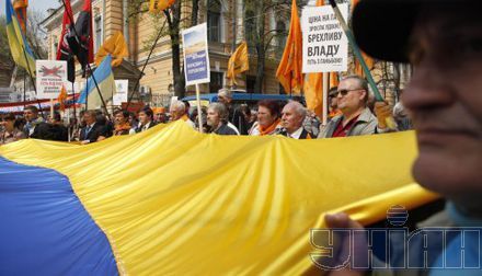 Він озвучив головні вимоги партії до влади - Харківські і Московські угоди повинні бути скасовані, тому що всі вони - ярмо, якого ніколи не скориться український народ