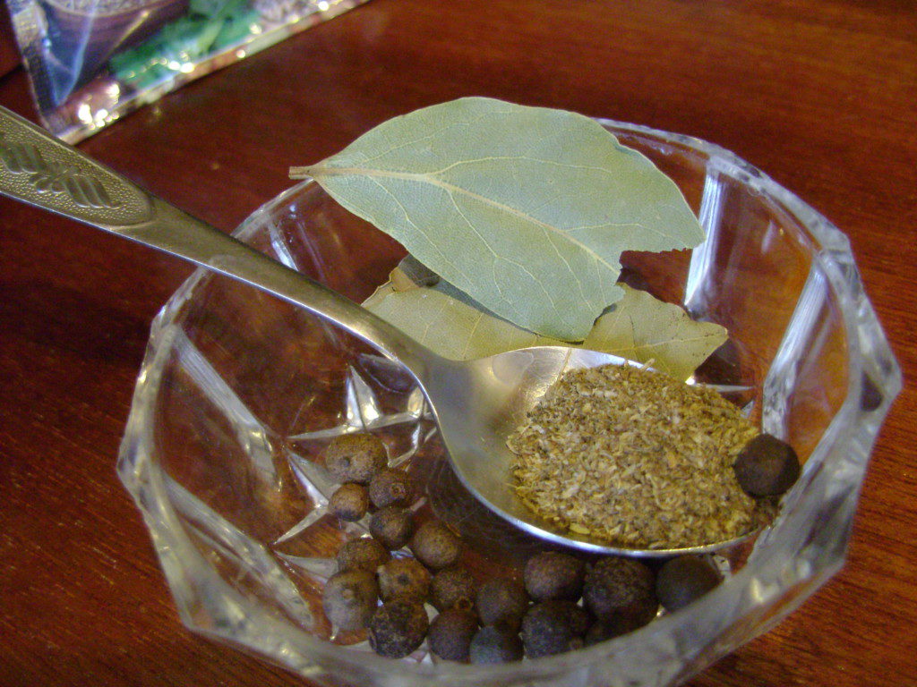 Змішуємо 3 столові ложки солі і 1 столову ложку цукру, готуємо прянощі: запашний і чорний перець, лавровий лист і чайну ложку прованських трав