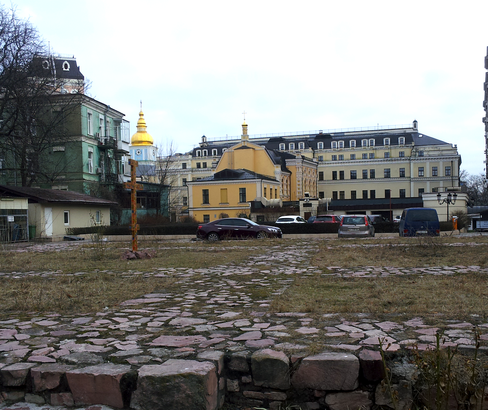 Сьогодні на цьому місці можна побачити кам'яний меморіал Княжі могили