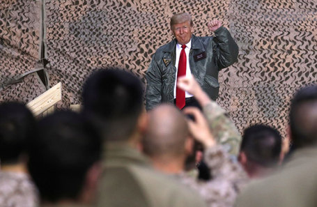 Президент США відвідав американську базу і привітав військових з Різдвом
