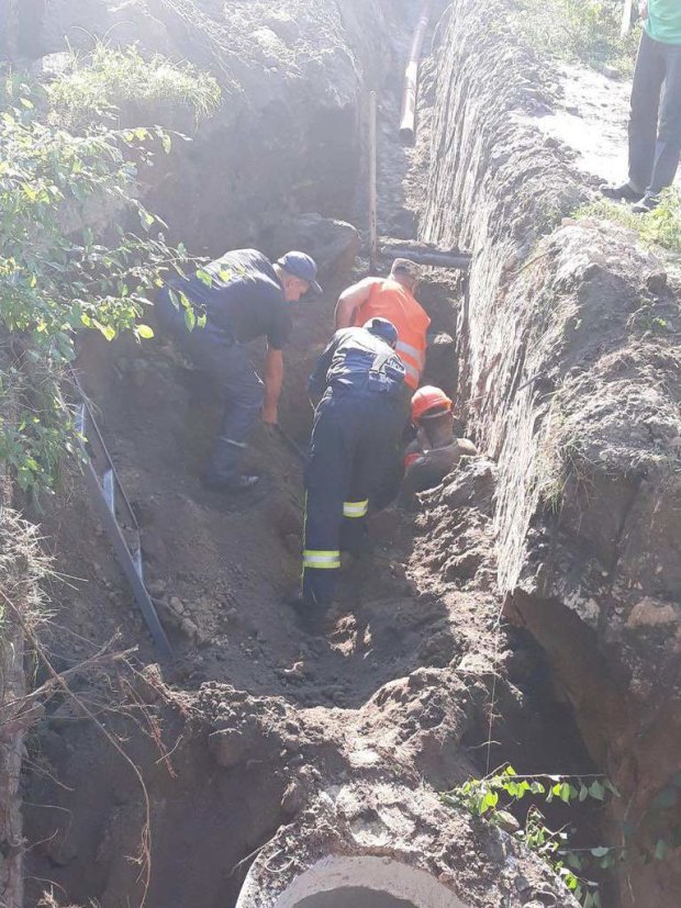 У Борисполі під Києвом двох працівників комунальних служб завалило землею під час проведення ремонтних робіт