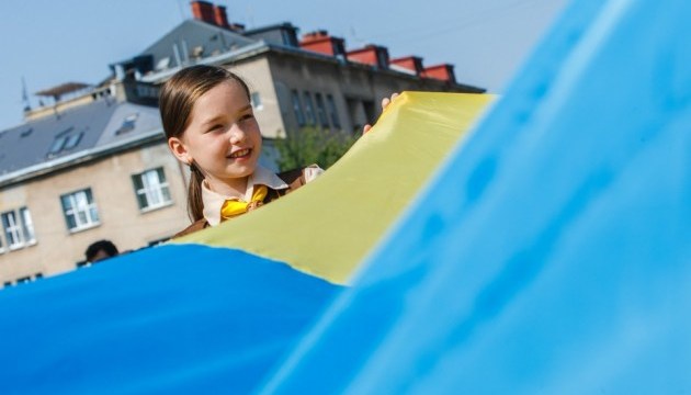 В рамках святкування Дня Державного Прапора в Ужгороді з'єднали береги річки Уж 100-метровим прапором