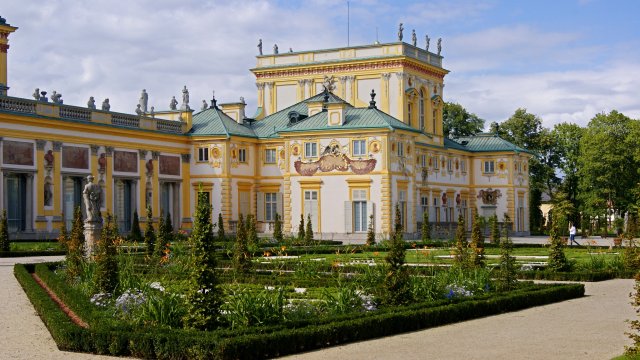 Бажаючим здійснити екскурсію до палацу в супроводі професійного гіда, рекомендується замовляти цю послугу завчасно, по телефону або через інтернет