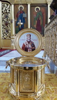 Поруч іконою святителя Миколая варто ковчежек з часткою його мощей