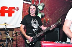 Сьогодні, 9 серпня, стало відомо, кого саме з гурту Green Grey затримала міліція за підозрою в торгівлі наркотиками   Затриманим виявився сесійний бас-гітарист команди Петро Цимбал