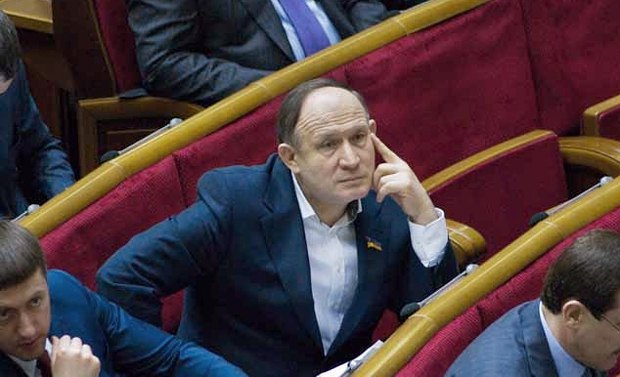 Як стверджує Віталій Шведов, в АП порахували, що «Шахов - менше зло, адже Мошенський може« грати »за Оппоблок»
