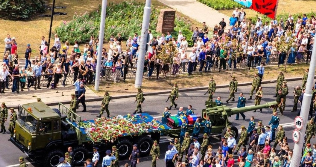 Але немає, фотографії відображають певний вуличний ажіотаж лише в голові колони
