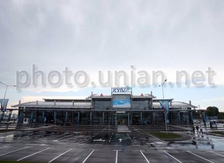 Термінал «D» буде розташований в 50 метрах від терміналу «А»   Міжнародний аеропорт «Київ» (Жуляни)   має намір в кінці жовтня 2013 року відкрити для внутрішніх рейсів тимчасовий термінал «D», який буде розташований в 50 метрах від діючого терміналу «А»