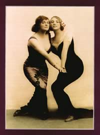 Жінки іноді також танцювали разом, піддражнюючи і спокушаючи чоловіків