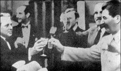 Показово, що після підписання договору Сталін у Москві під час невеликого фуршету підіймав тости за Адольфа Гітлера: «Я знаю, як сильно німецька нація любить свого Вождя, і тому мені хочеться випити за його здоров'я»