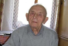 Ян Йелинек, серпень 2008 року (Фото: Лорета Вашкова)   Генерал Властіміл Піцек визнається, що він і раніше, працюючи в Міністерстві оборони і в канцелярії президента Чеської Республіки, зустрічався з багатьма випадками геройства, проявленого чехами в пору війни, проте приклад такого тривалого і безкорисливого служіння подружжя Йєлінек, не раз ризикували власним життям, викликав у нього непідробне захоплення