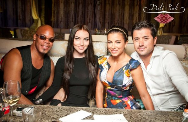 Артистка пояснила своє рішення нестабільною ситуацією в країні, в зв'язку з чим відклала візит на Захід до осені