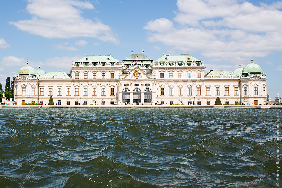 Коли на вулиці вітряно, перед палацом здіймаються хвилі