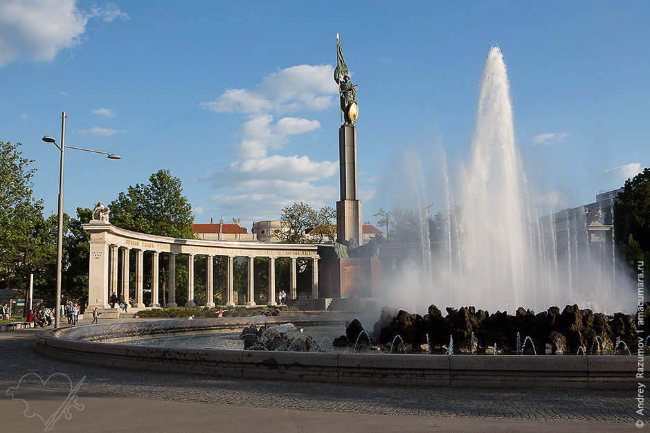 До речі, вночі у цього фонтану включають підсвітку