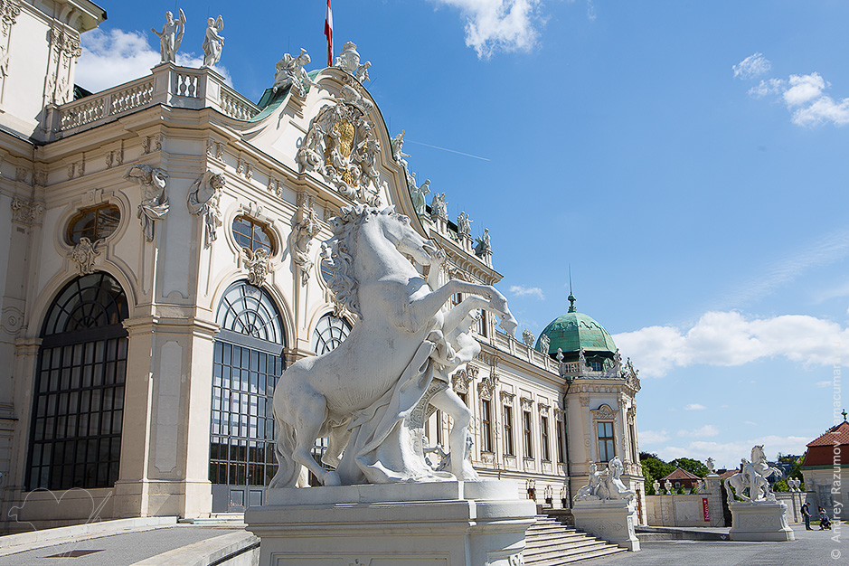 Третя точка опори робить скульптуру важкої і нагромадженої
