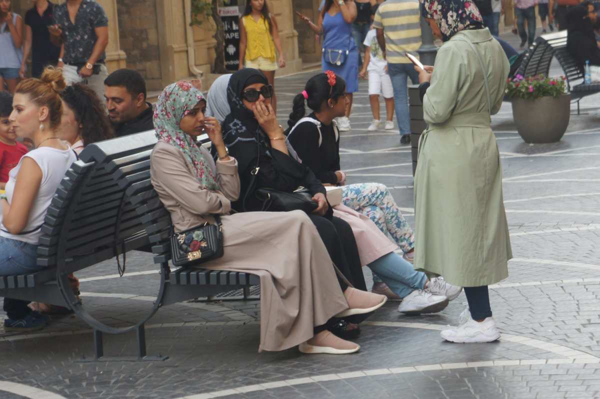 Точної статистики не існує, але хоча жінки, одягнені в чорне з голови до ніг, рідко зустрічаються в Азербайджані, хустки стають все більш поширеним видом як в столиці, так і в регіонах