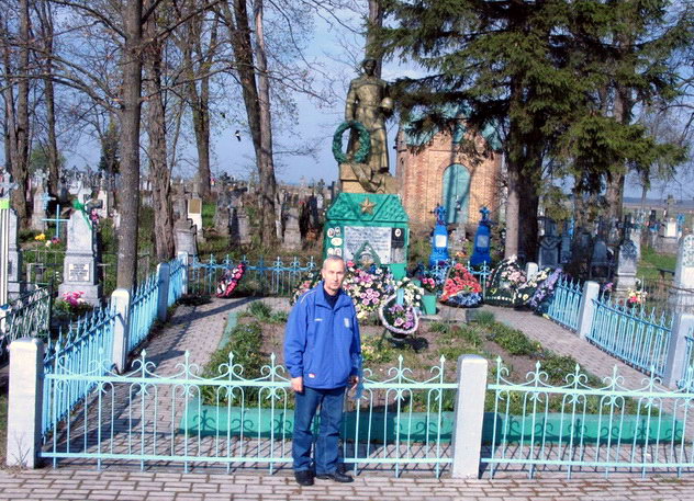 У Маневичах, досить великому селі, зупинилися у великий акуратною стели загиблим воїнам