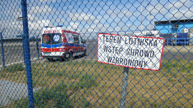 Поблизу головного вантажного терміналу аеропорту імені Шопена у Варшаві в неділю вранці з ємності витекло невідому речовину