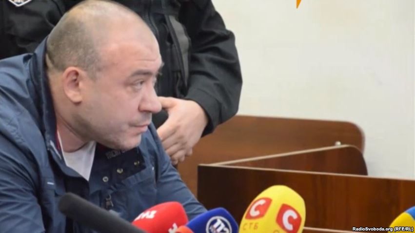 Весь цей час Крисина супроводжували двоє правоохоронців, а слідом за активістами йшли і спостерігали за тим, що відбувається близько 20 правоохоронців, але вони не втручалися в те, що відбувається