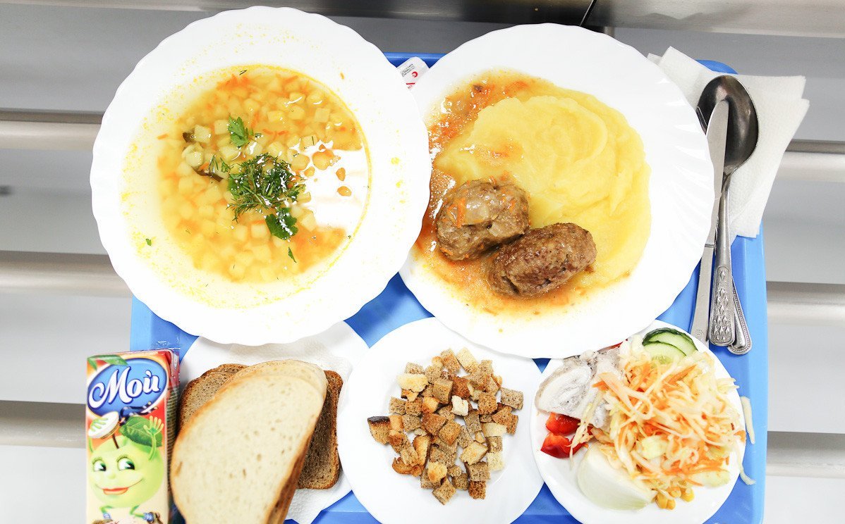 До того ж, різноманітний раціон, а так само смачні страви, приготовані професіоналам, істотно полегшують тяготи і злигодні військової служби