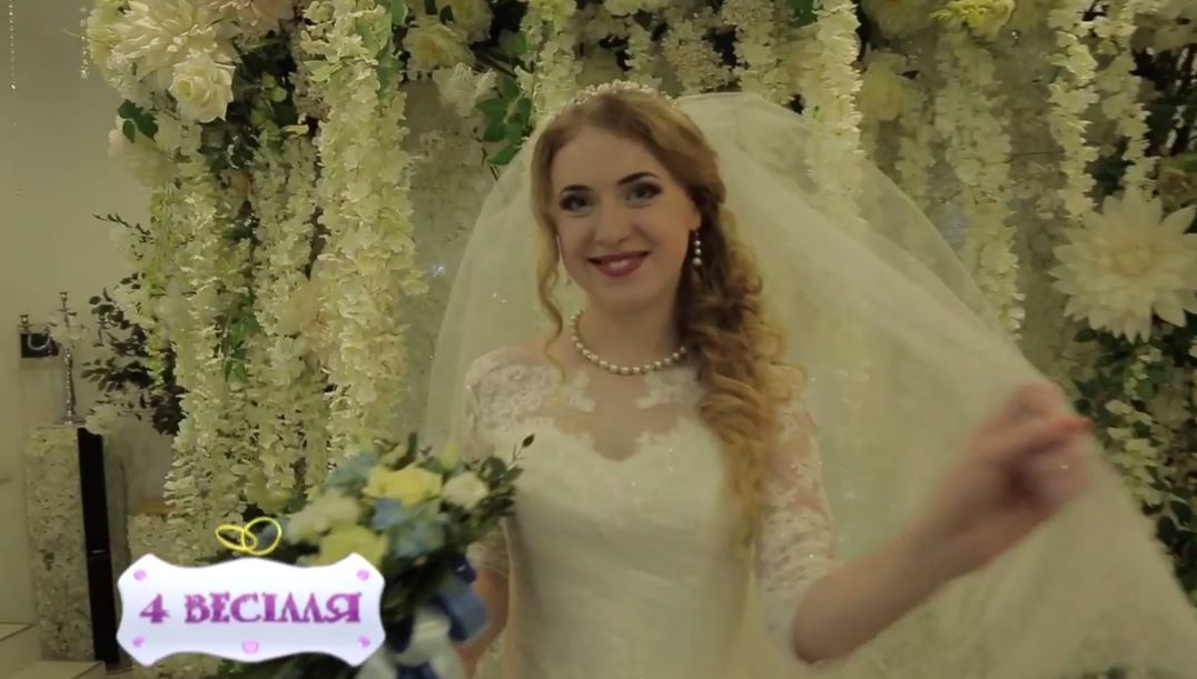 Для свого весілля молоді підготували багато цікавих розваг: наречена відкрила свято урочистим розрізанням стрічки зі своїм дівочим прізвищем, а наречений розбив тарілку з написом «холостяцьке життя Олега»