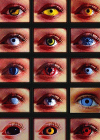 Для залучення уваги до своєї персони люди обзаводяться одягом і аксесуарами відомих брендів, набувають оригінали та   копії швейцарських годинників   , Наносять яскравий макіяж і привертають увагу до погляду незвичайними оправами окулярів і кольоровими контактними лінзами