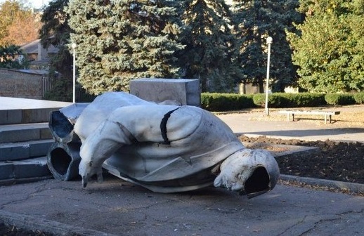 По-друге, територія України зможе нарешті легально   очиститися від пам'ятників   радянським політичним діячам, які доклали руку до вищеназваних злочинів проти народу