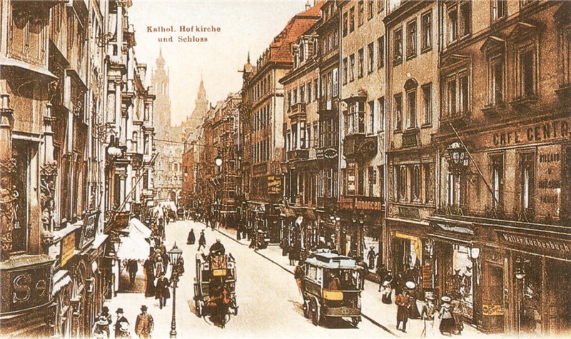 Триметровий цоколь прикрашений рельєфами, що символізують талант і працьовитість саксонського народу