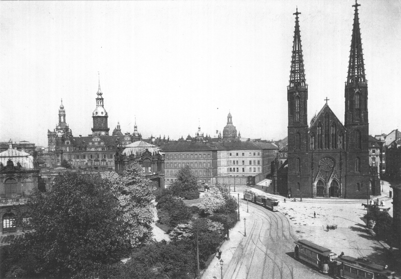 У 1920-ті або 1930-ті роки вона виглядала так (зліва, до речі, Цвінгер):