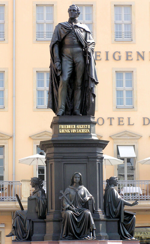 Фрауекірхе була споруджена в стилі бароко за вказівкою саксонського курфюрста і Короля Польщі Августа Сильного в 1726-1743 рр