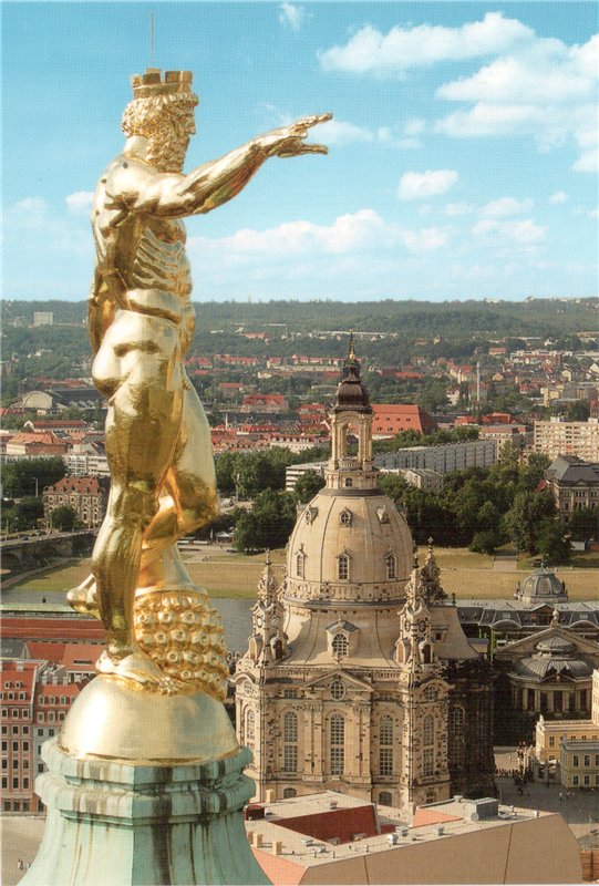 Вид її не дуже симпатичний, але цікаво прикраса на вершині вежі - мідна позолочена 5-метрова скульптура Золотого стража Ратуші (Der Goldene Rathausmann)