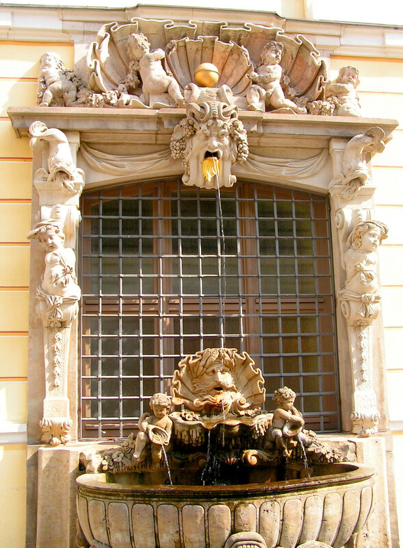 Неподалік від будівлі Ратуші мені сподобалися: