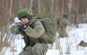 Як кажуть розробники, там вже будуть передбачені вбудований екзоскелет, система цілевказівки, яка розміститься на «забралом» захисного шолома, а також датчики, які будуть контролювати фізичний стан бійця в режимі реального часу