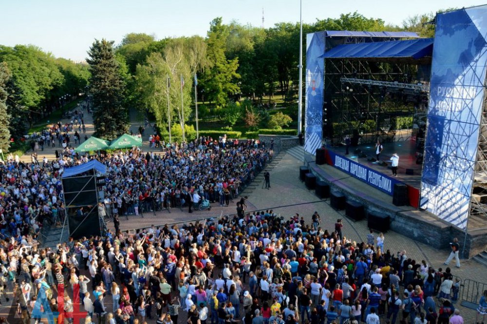 В окупованому російськими найманцями-бойовиками Донецьку в День захисту дітей виступила екс-солістка російського гурту tATu і група Прем'єр-міністр