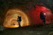 Перекусивши і вдосталь нафотографувавшись зовні, ми зайшли в гору